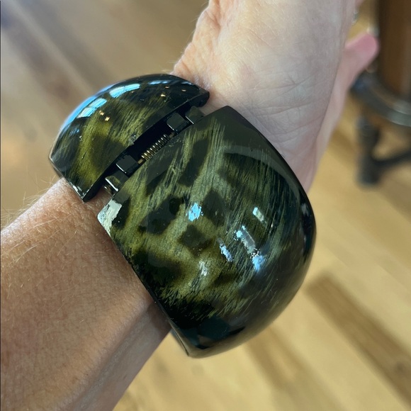 Green Chunky Bangle Bracelet - Picture 8 of 9